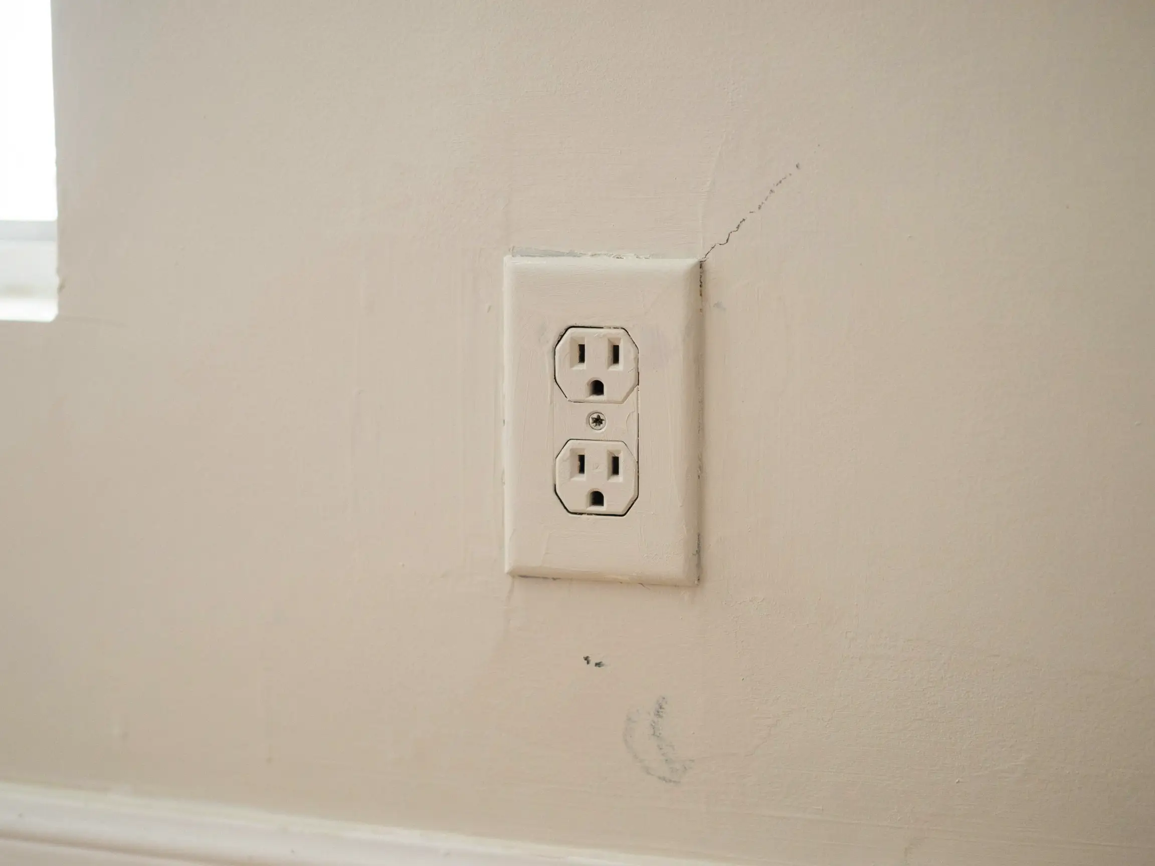 outlet cover painting ideas match the wall, gold painted outlet cover, DIY painting outlet covers supplies.