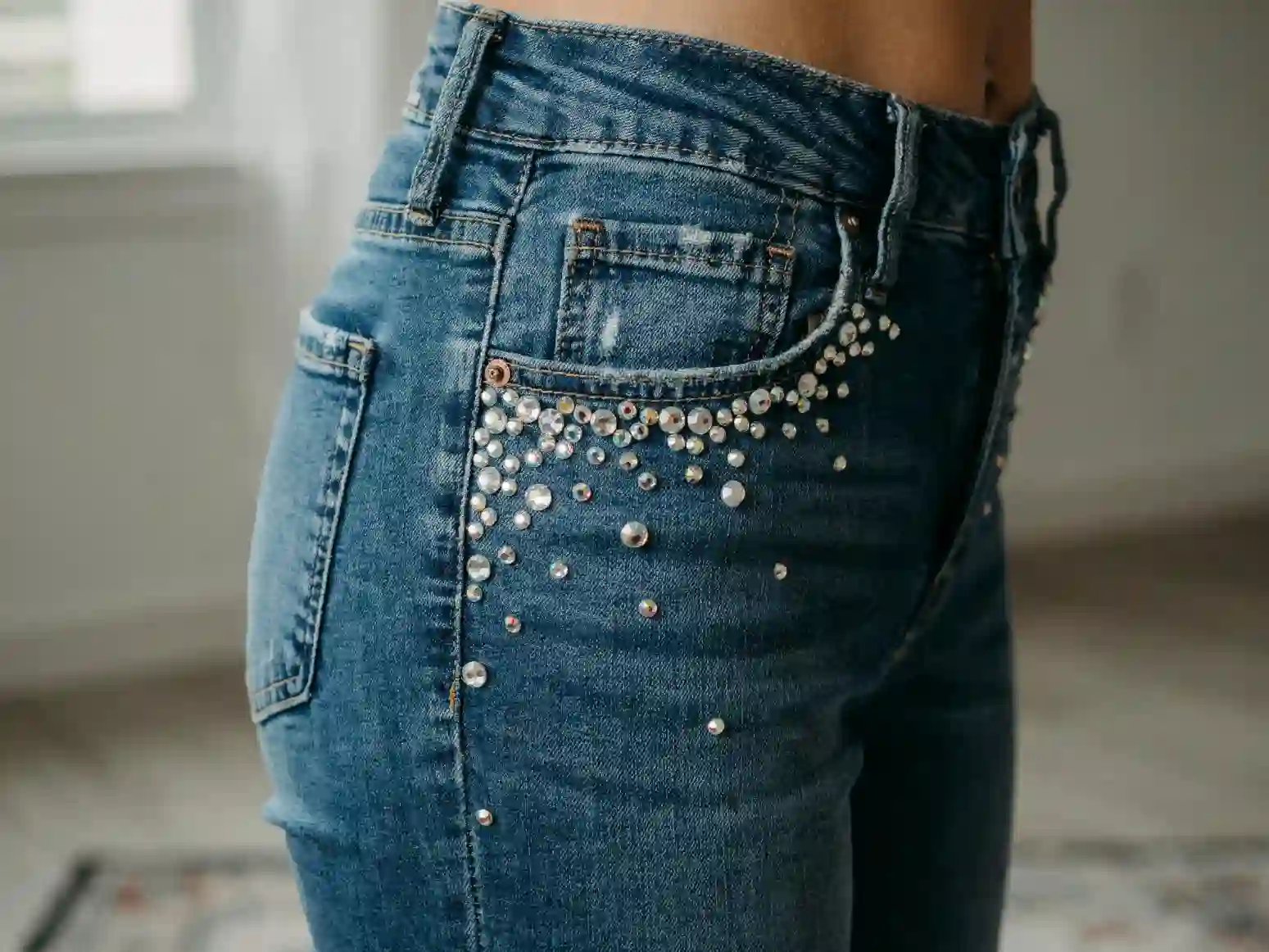 calça jeans com brilho look de festa, calça jeans com pedrarias, customizar calça jeans com brilho