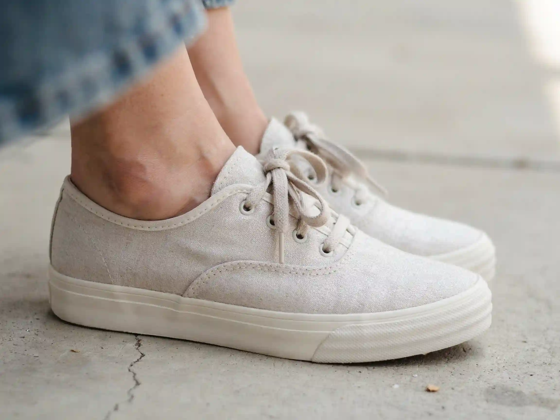 pearlized vans outfit with jeans, pearlized vans outfit dress, how to style pearlized sneakers