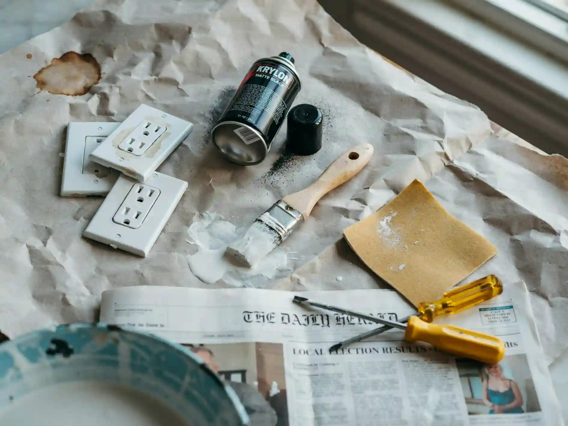 outlet cover painting ideas match the wall, gold painted outlet cover, DIY painting outlet covers supplies.