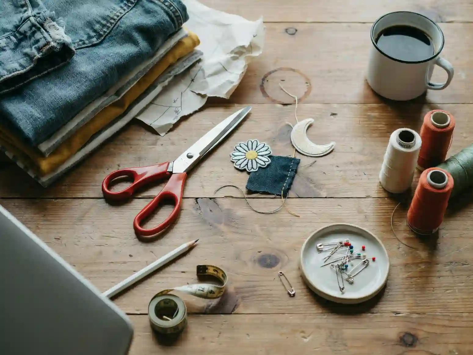 ropa upcycle de jean a short, upcycle de camiseta a bolso, teñir ropa upcycle en casa