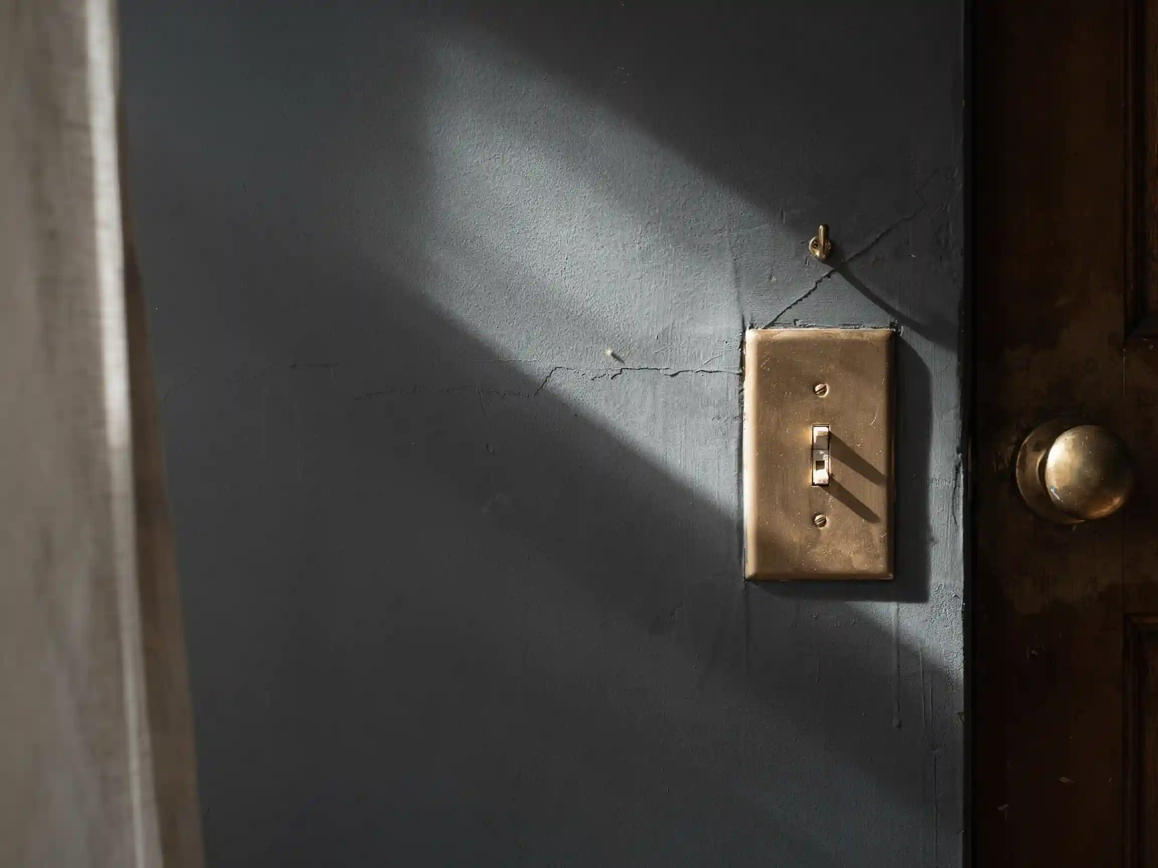 outlet cover painting ideas match the wall, gold painted outlet cover, DIY painting outlet covers supplies.