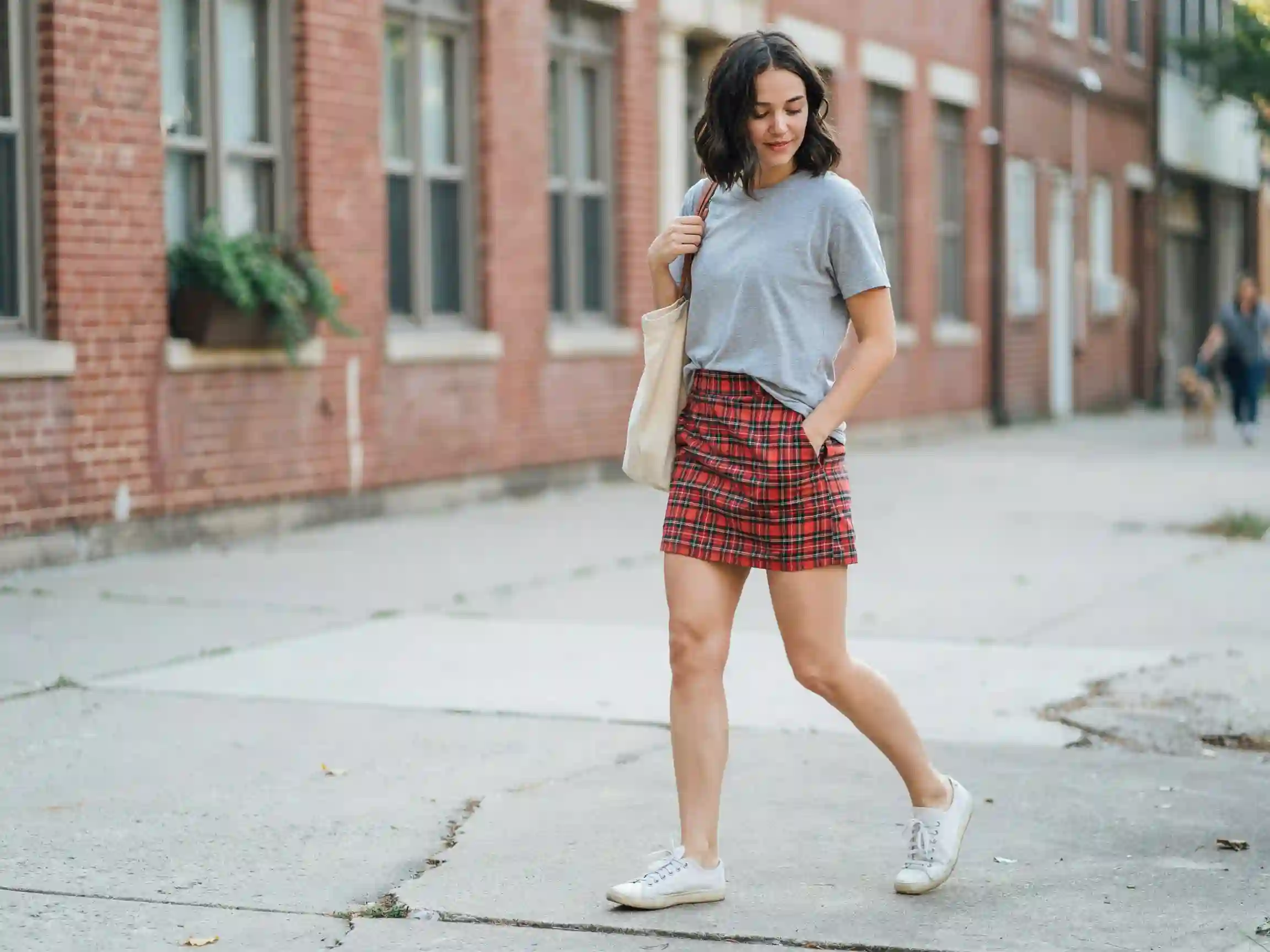saia xadrez outfit look preppy, look grunge com saia xadrez, saia xadrez com tênis