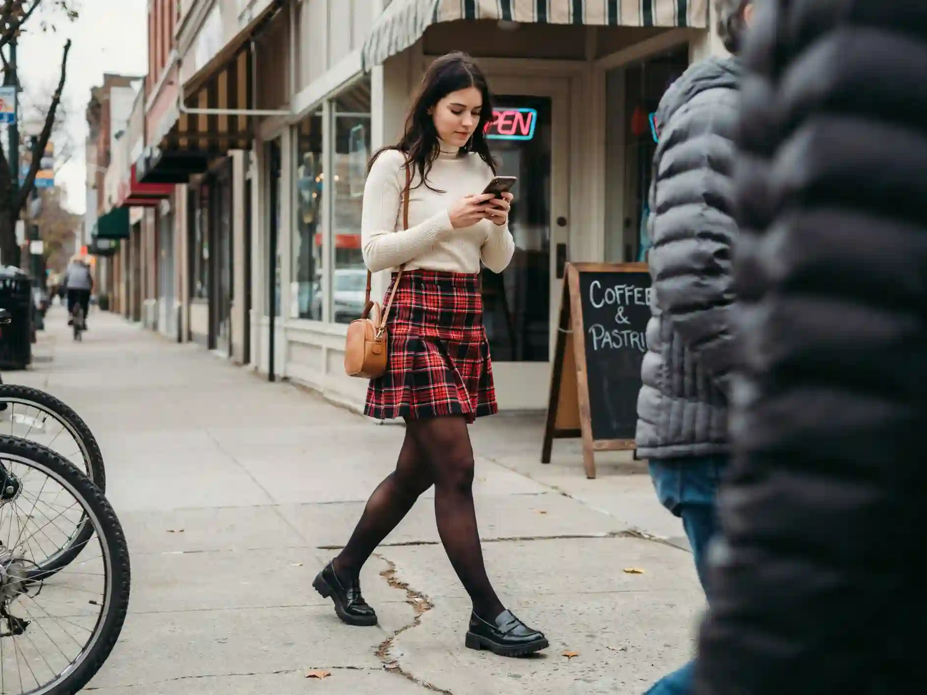 saia xadrez outfit look preppy, look grunge com saia xadrez, saia xadrez com tênis