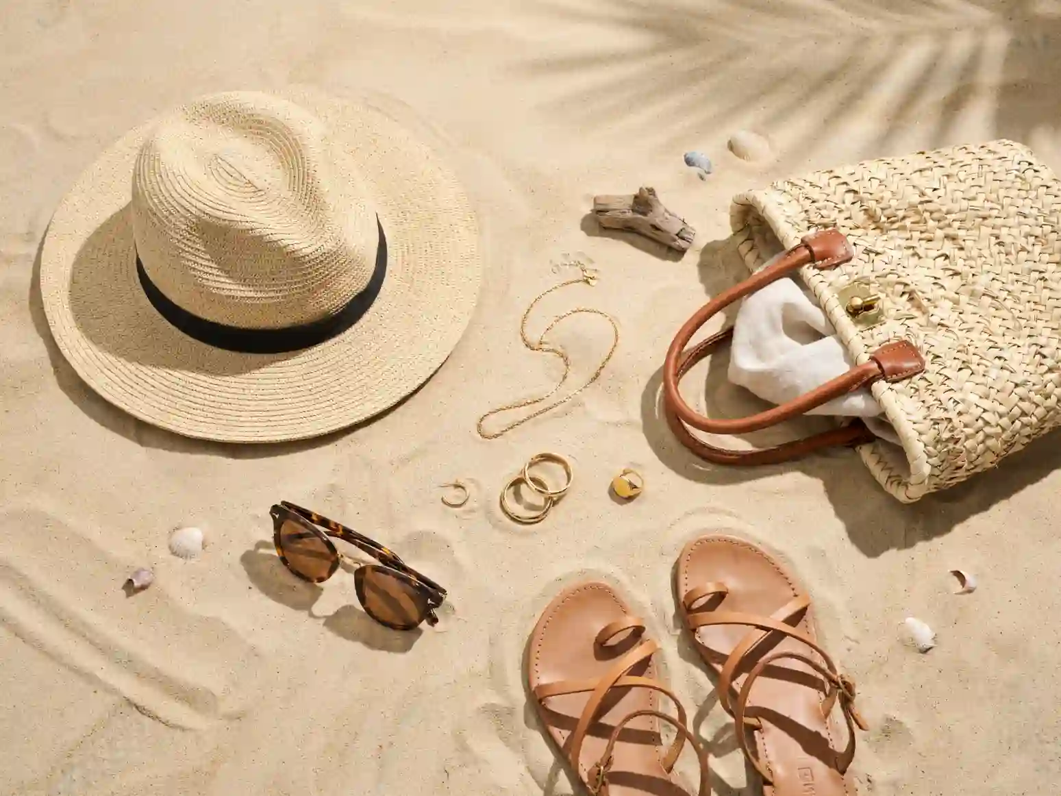 tenue de plage bohème robe blanche, tenue de plage paréo, accessoires tenue de plage panier.