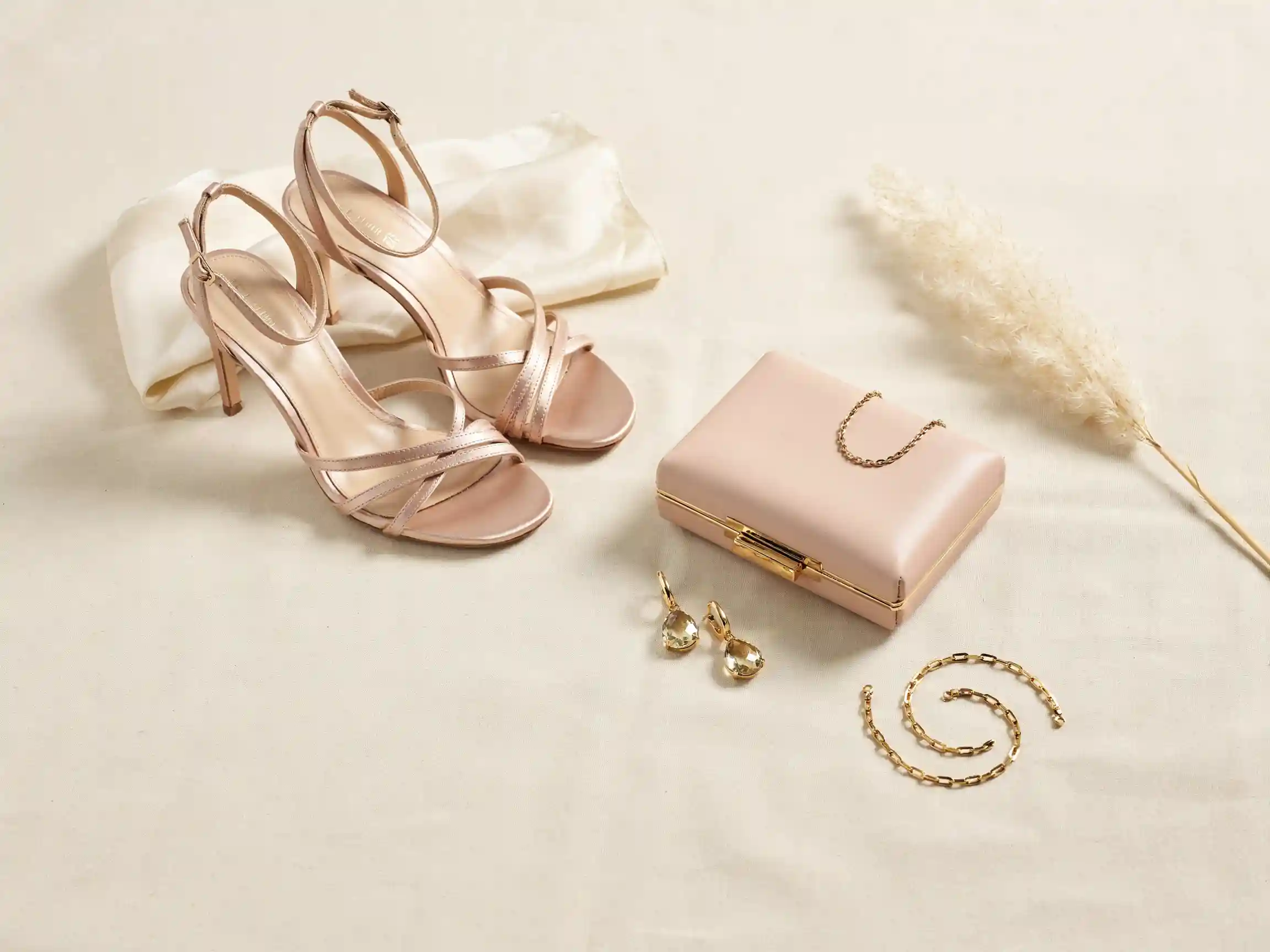 outfit soirée été robe midi, outfit soirée été combinaison, accessoires tenue de soirée été.