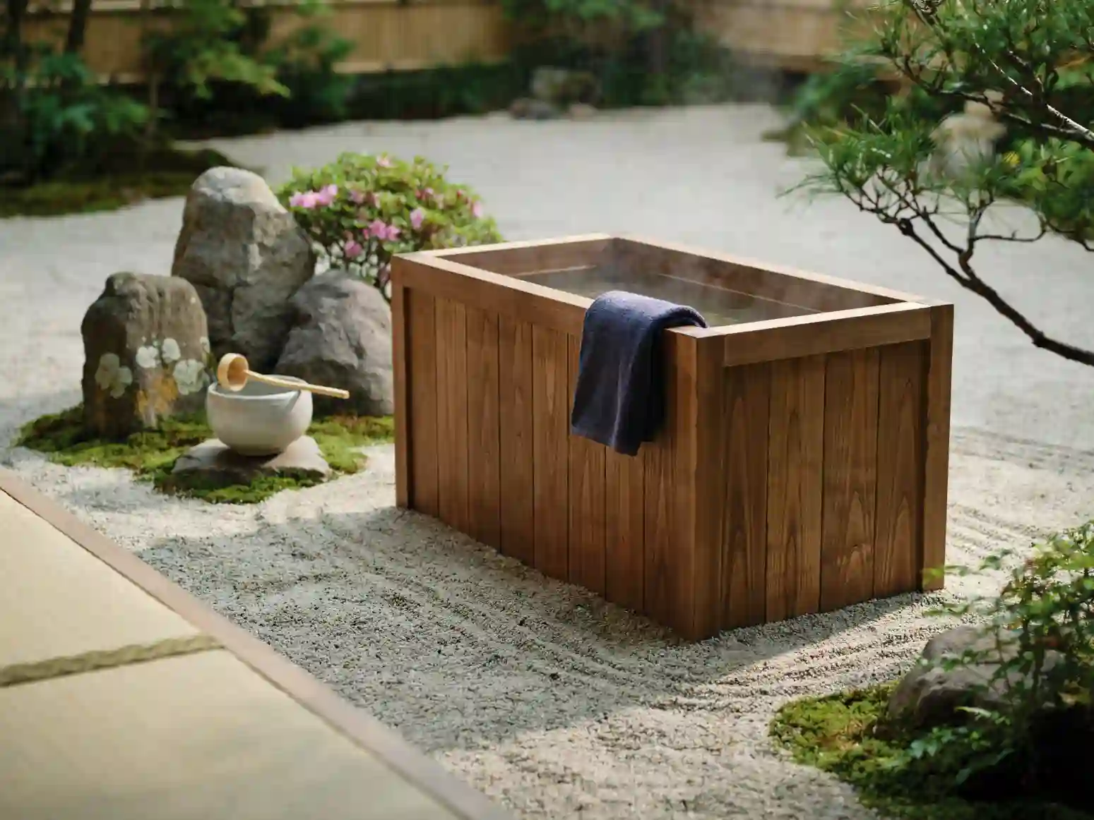 baignoire extérieure dans le jardin, bain nordique en bois extérieur, baignoire îlot terrasse extérieure