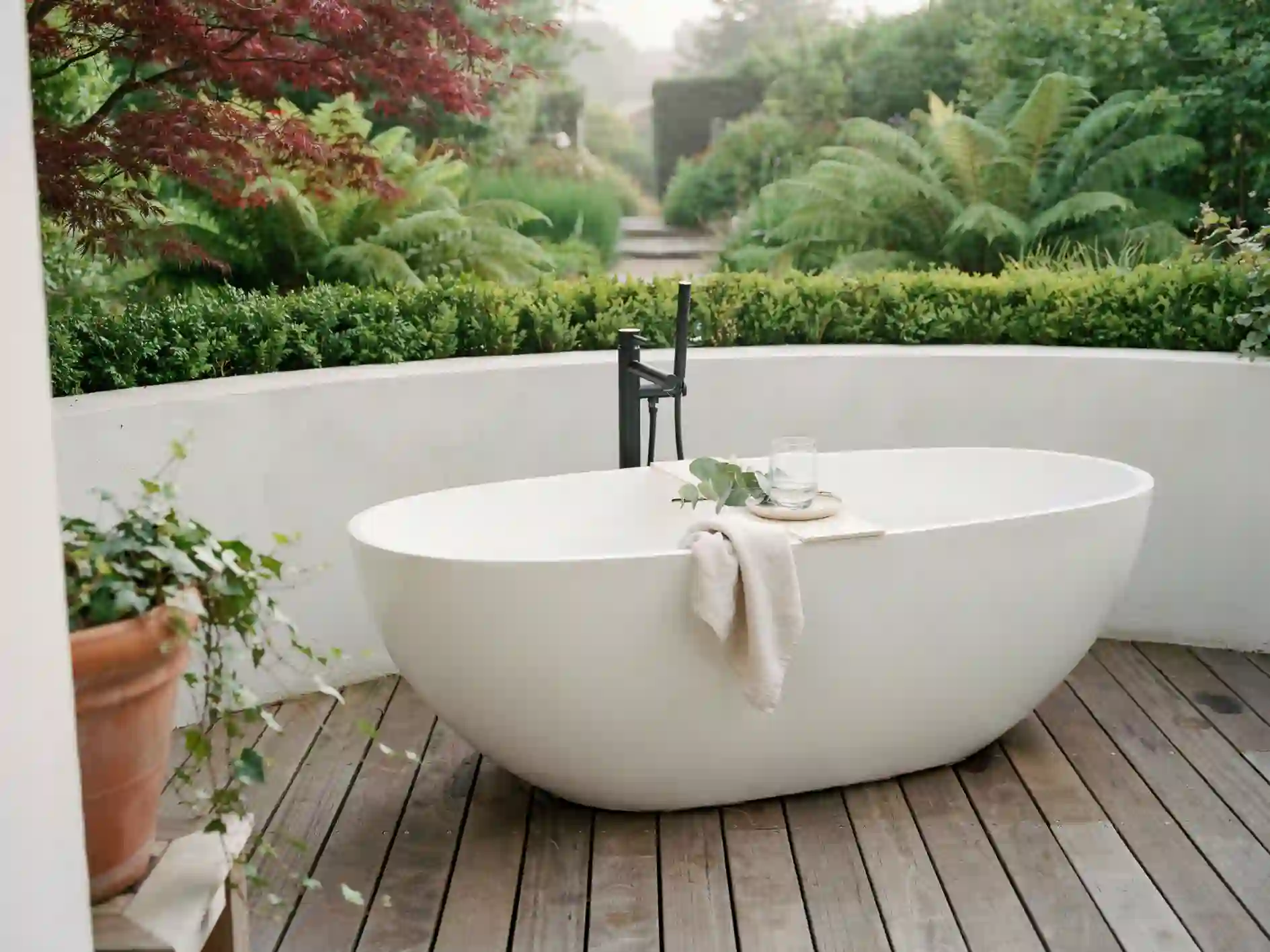 baignoire extérieure dans le jardin, bain nordique en bois extérieur, baignoire îlot terrasse extérieure