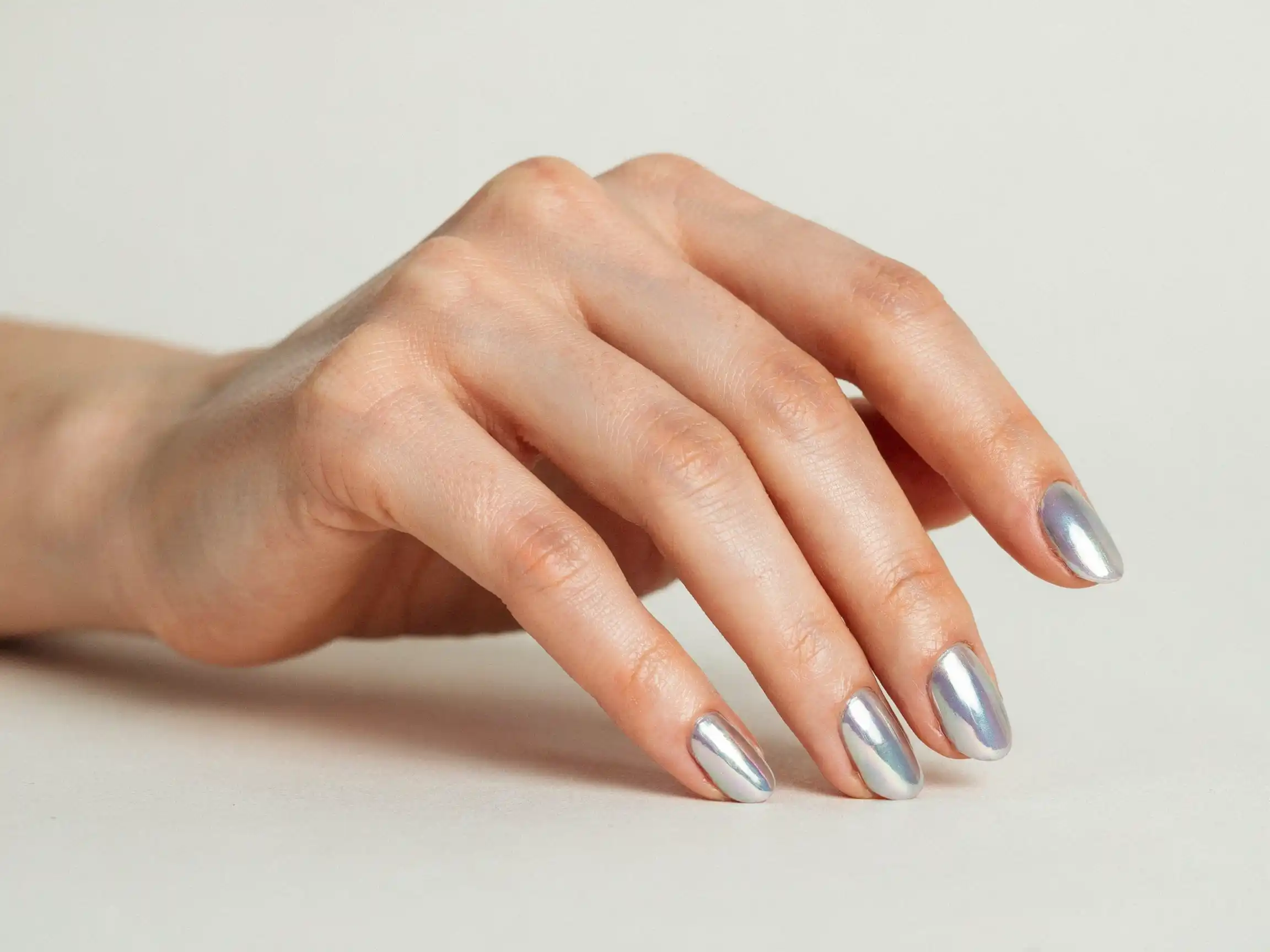 ongles été 2026 tendance rouge cerise, nail art pois ongles 2026, ongles chrome été 2026