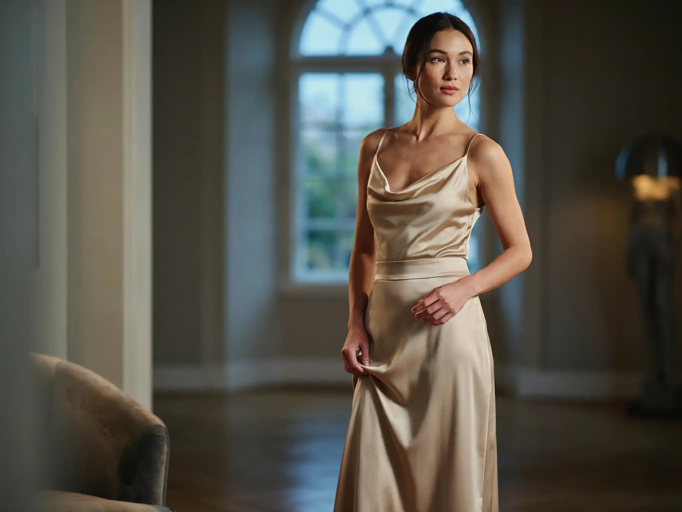 outfit soirée été robe midi, outfit soirée été combinaison, accessoires tenue de soirée été.