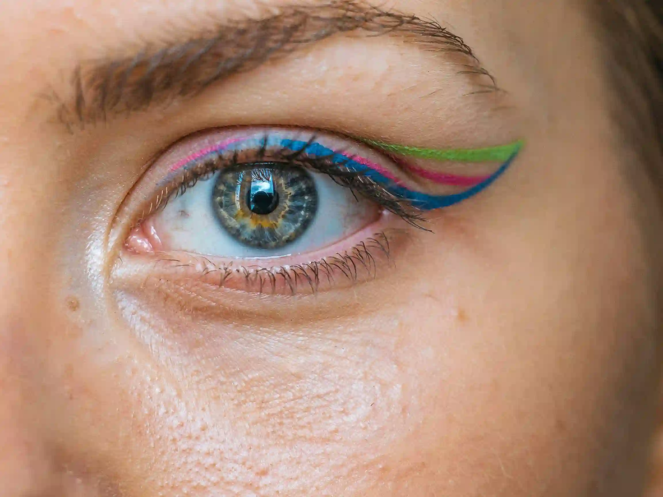 pride makeup arc-en-ciel, pride makeup paillettes larmes, maquillage pride strass.