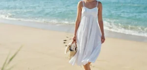 tenue de plage bohème robe blanche, tenue de plage paréo, accessoires tenue de plage panier.