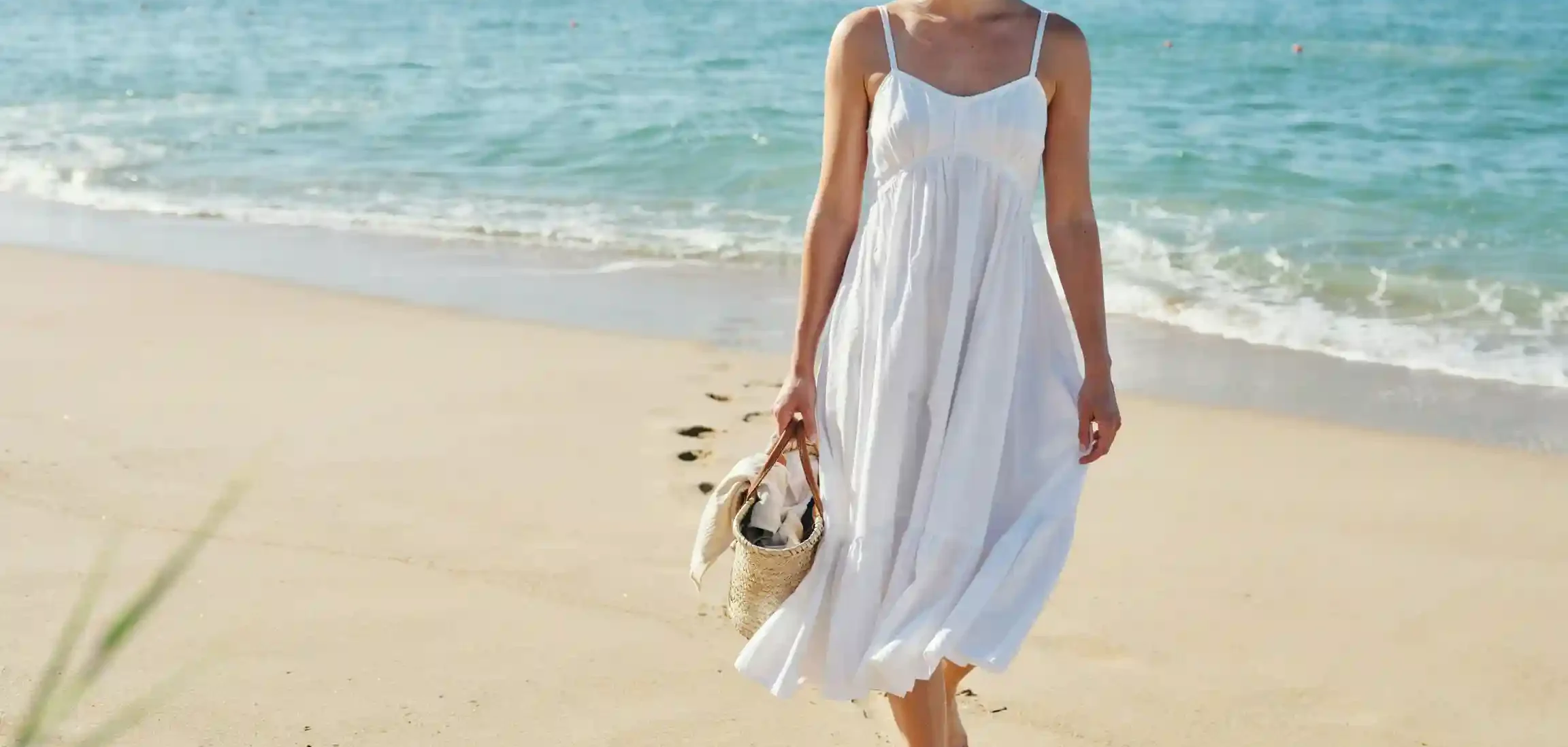 tenue de plage bohème robe blanche, tenue de plage paréo, accessoires tenue de plage panier.