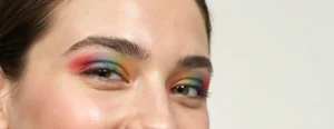 pride makeup arc-en-ciel, pride makeup paillettes larmes, maquillage pride strass.