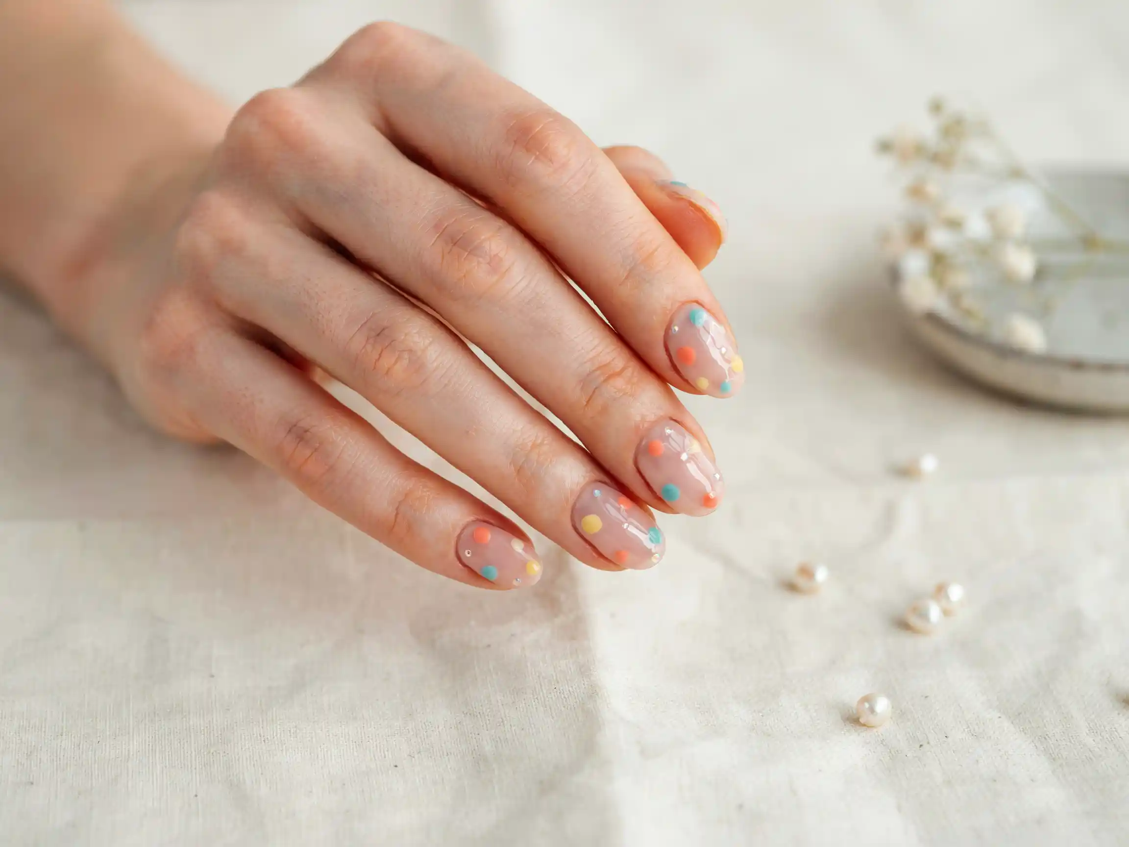ongles été 2026 tendance rouge cerise, nail art pois ongles 2026, ongles chrome été 2026