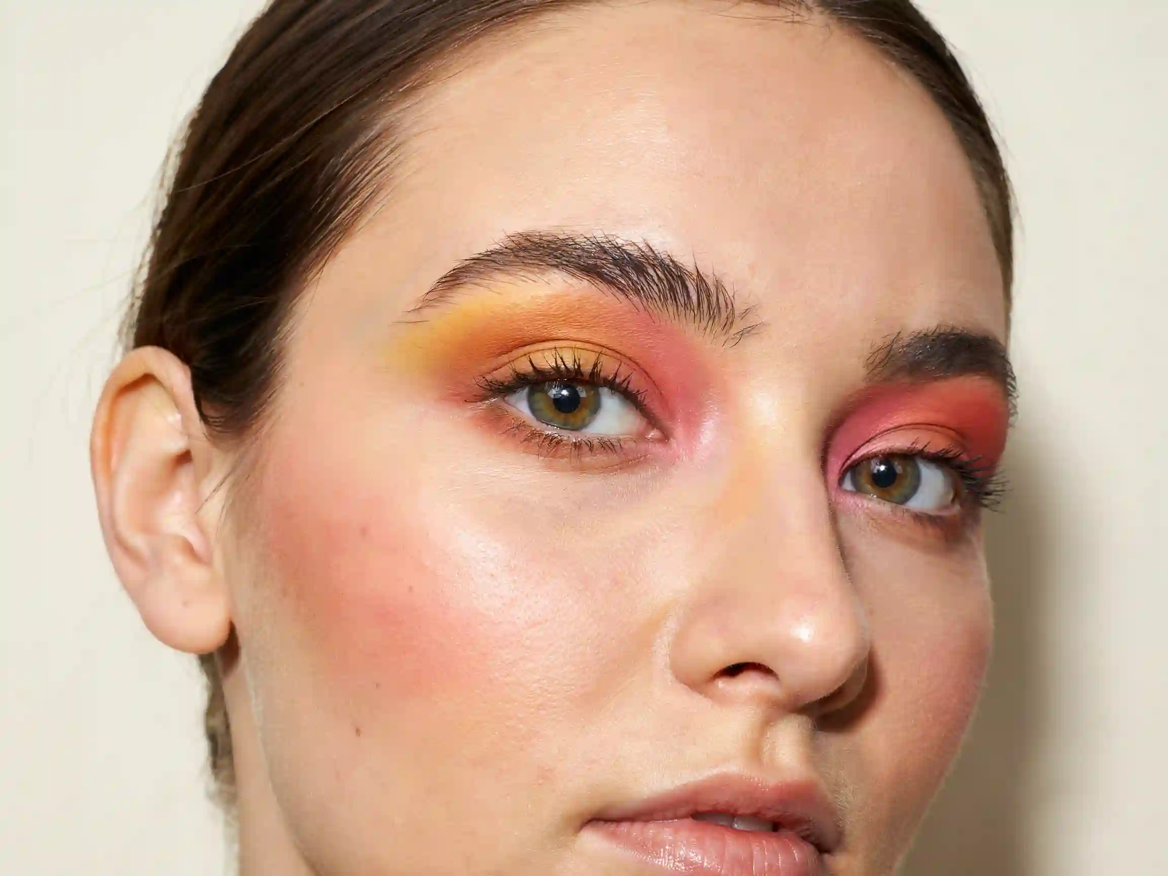 pride makeup arc-en-ciel, pride makeup paillettes larmes, maquillage pride strass.
