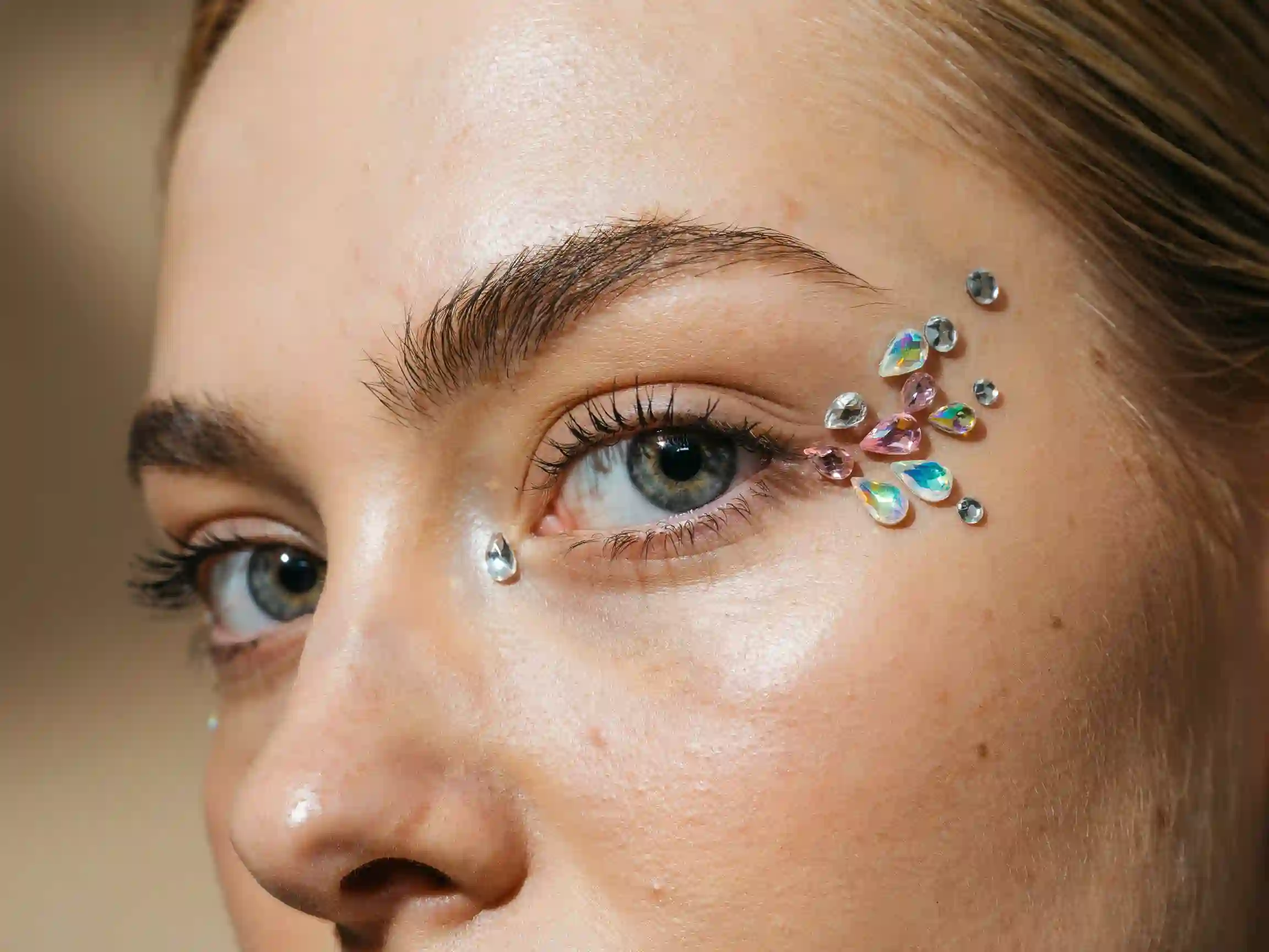 pride makeup arc-en-ciel, pride makeup paillettes larmes, maquillage pride strass.